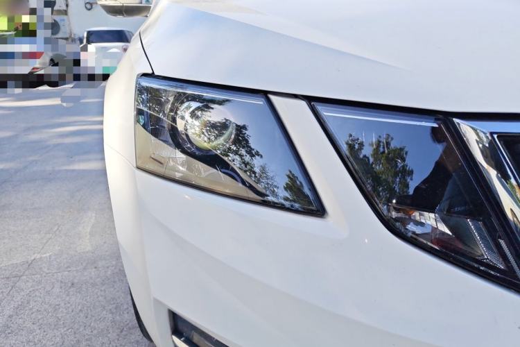 Used Skoda Octavia 2019 TSI230 DSG Luxury Edition Right Front Headlight