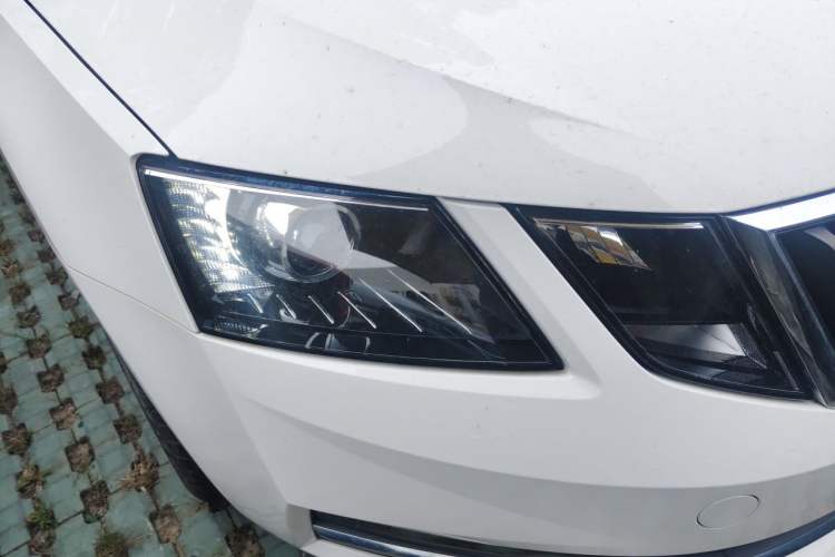 Used Skoda Octavia 2019 1.5L Automatic Smart Drive Luxury Edition China VI Standard Right Front Headlight