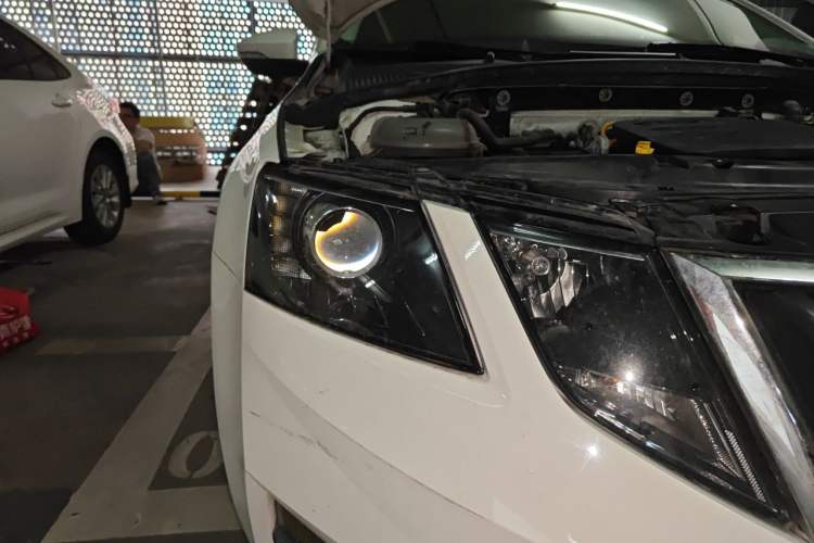 Used Skoda Octavia 2019 1.5L Manual Standard Edition China VI Right Front Headlight