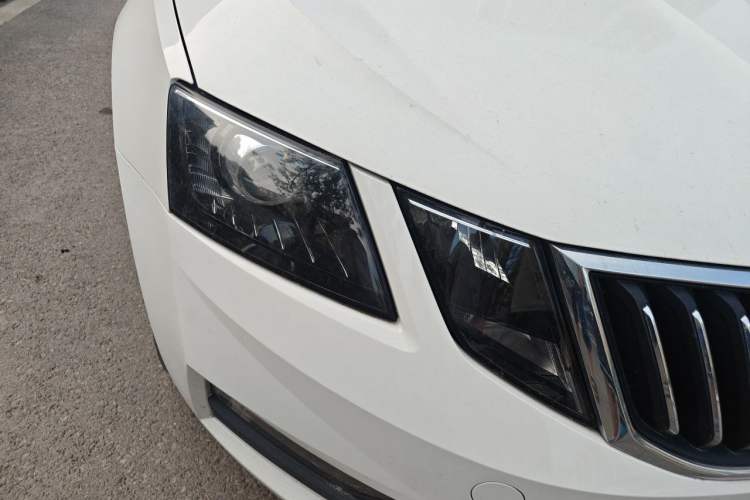 Used Skoda Octavia 2019 1.5L Automatic SmartDrive Comfort Edition China VI Standard Right Front Headlight