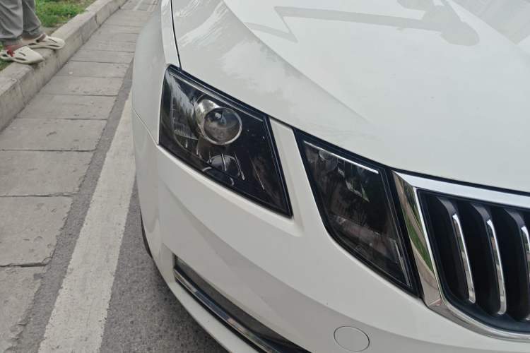 Used Skoda Octavia 2019 1.5L Automatic Smart Drive Luxury Edition China VI Standard Right Front Headlight