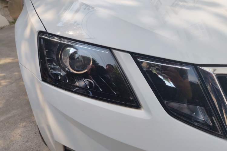 Used Skoda Octavia 2019 1.5L Automatic Comfort Edition Right Front Headlight
