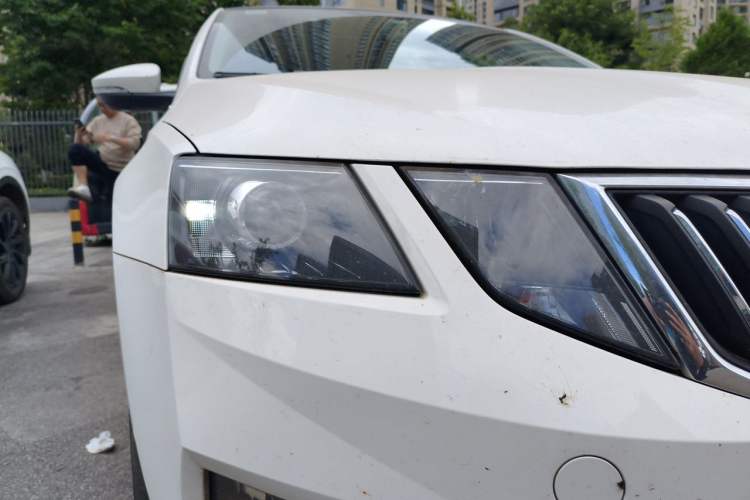 Used Skoda Octavia 2019 1.5L Automatic Smart Drive Luxury Edition China VI Standard Right Front Headlight