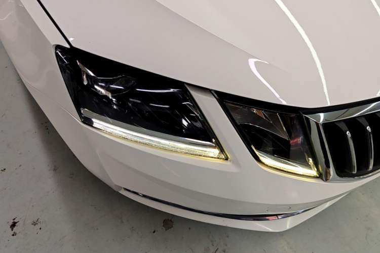 Used Skoda Octavia 2019 TSI280 DSG SmartDrive Luxury Edition China V Standard Right Front Headlight