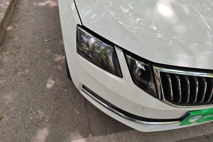 Used Skoda Octavia 2019 1.5L Automatic Luxury Edition Right Front Headlight