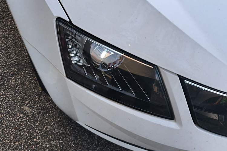 Used Skoda Octavia 2019 TSI230 DSG SmartDrive Comfort Edition China V Standard Right Front Headlight