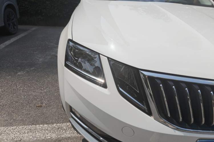 Used Skoda Octavia 2019 TSI280 DSG SmartDrive Luxury Edition China VI Right Front Headlight