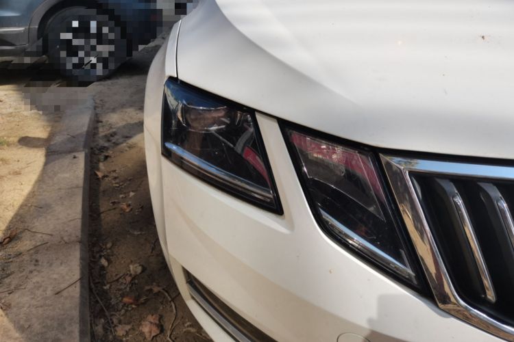 Used Skoda Octavia 2019 TSI280 DSG Luxury Edition Right Front Headlight