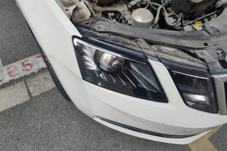 Used Skoda Octavia 2019 1.5L Automatic Smart Drive Luxury Edition China VI Standard Right Front Headlight