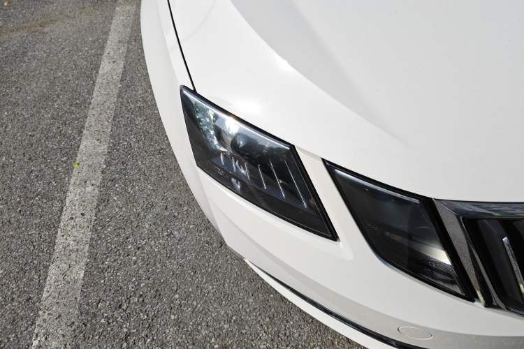 Used Skoda Octavia 2019 TSI230 DSG SmartDrive Luxury Edition China VI Right Front Headlight