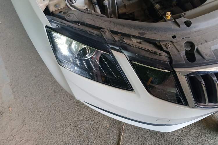 Used Skoda Octavia 2019 1.5L Manual Comfort Edition Right Front Headlight