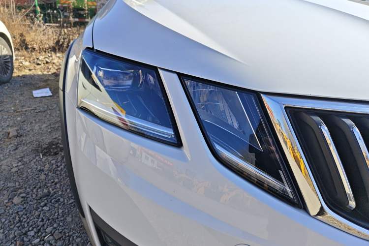 Used Skoda Octavia 2019 TSI280 DSG Luxury Edition Station Wagon China VI Standard Right Front Headlight