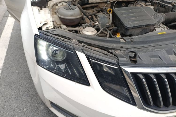 Used Skoda Octavia 2019 1.5L Automatic Smart Drive Luxury Edition China VI Standard Right Front Headlight