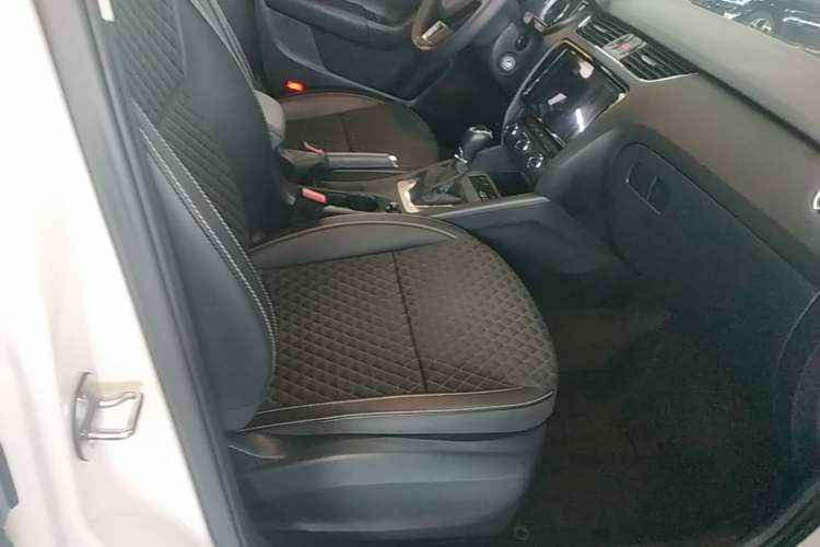 Used Skoda Octavia 2019 1.5L Automatic Smart Drive Luxury Edition China VI Standard Right Front Seat