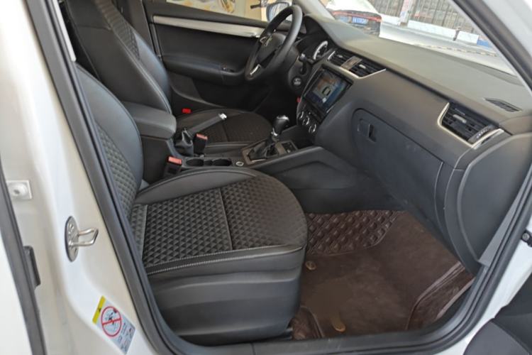 Used Skoda Octavia 2019 1.5L Automatic Smart Drive Luxury Edition China VI Standard Right Front Seat