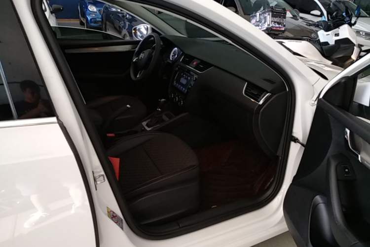 Used Skoda Octavia 2019 TSI230 DSG Luxury Edition Right Front Seat