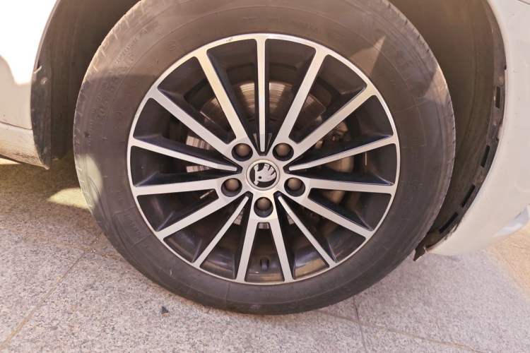 Used Skoda Octavia 2019 TSI230 DSG Luxury Edition Right Front Wheel Hub