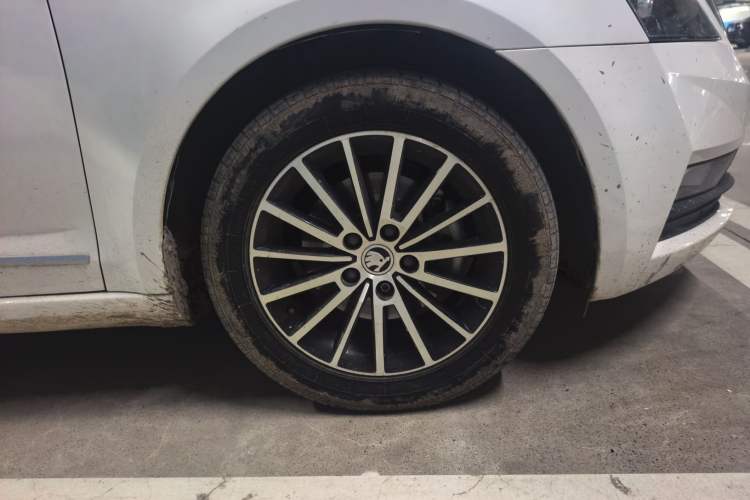 Used Skoda Octavia 2019 1.5L Automatic Luxury Edition Right Front Wheel Hub