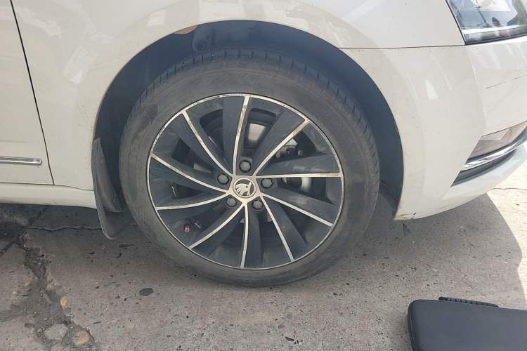 Used Skoda Octavia 2019 TSI280 DSG SmartDrive Luxury Edition China VI Right Front Wheel Hub