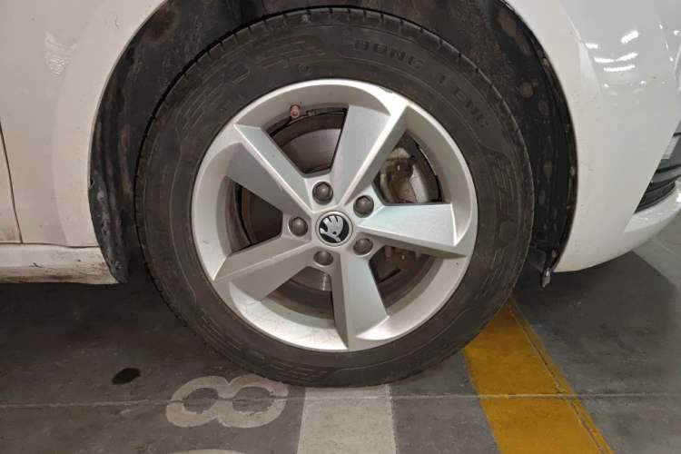 Used Skoda Octavia 2019 1.5L Manual Standard Edition China VI Right Front Wheel Hub