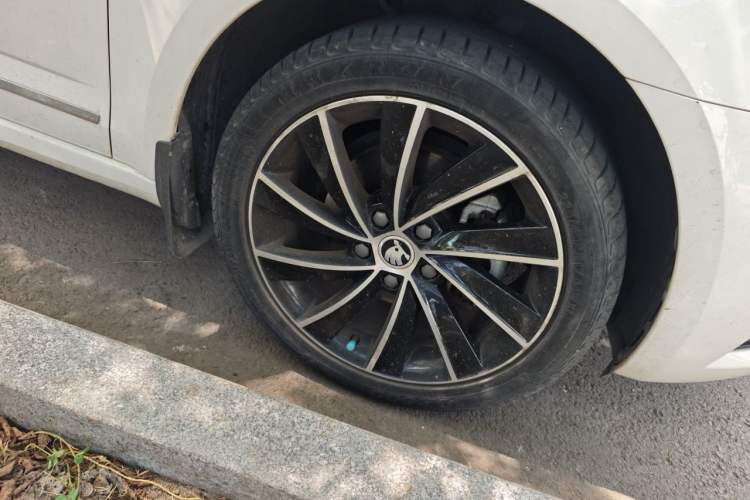 Used Skoda Octavia 2019 TSI280 DSG SmartDrive Luxury Edition China V Standard Right Front Wheel Hub