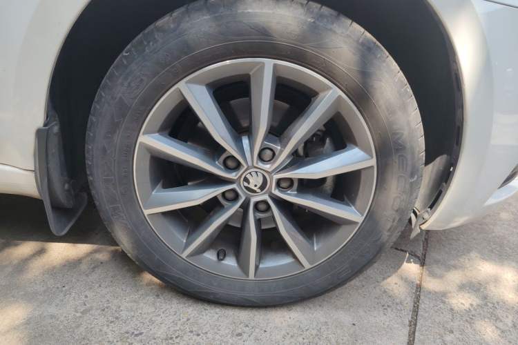 Used Skoda Octavia 2019 1.5L Automatic Comfort Edition Right Front Wheel Hub
