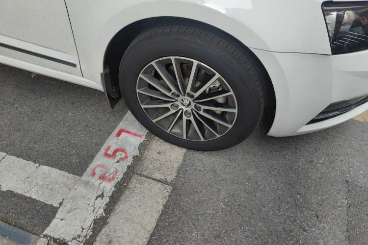 Used Skoda Octavia 2019 1.5L Automatic Smart Drive Luxury Edition China VI Standard Right Front Wheel Hub