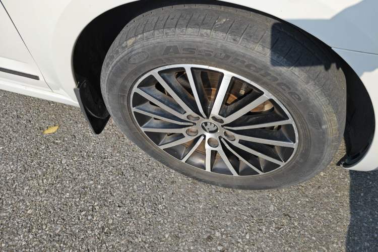 Used Skoda Octavia 2019 TSI230 DSG SmartDrive Luxury Edition China VI Right Front Wheel Hub