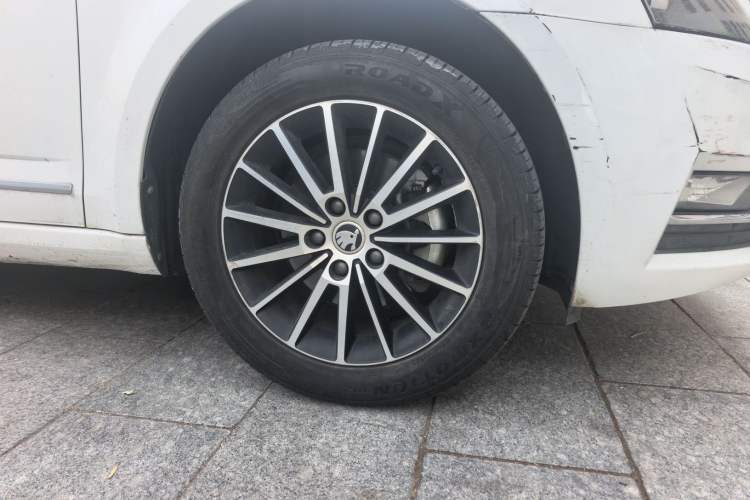 Used Skoda Octavia 2019 1.5L Manual Luxury Edition Right Front Wheel Hub