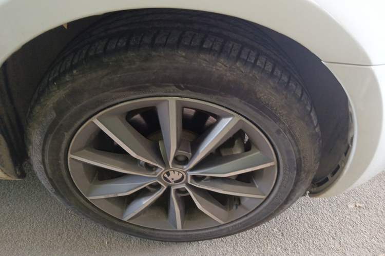 Used Skoda Octavia 2019 1.5L Manual Comfort Edition Right Front Wheel Hub