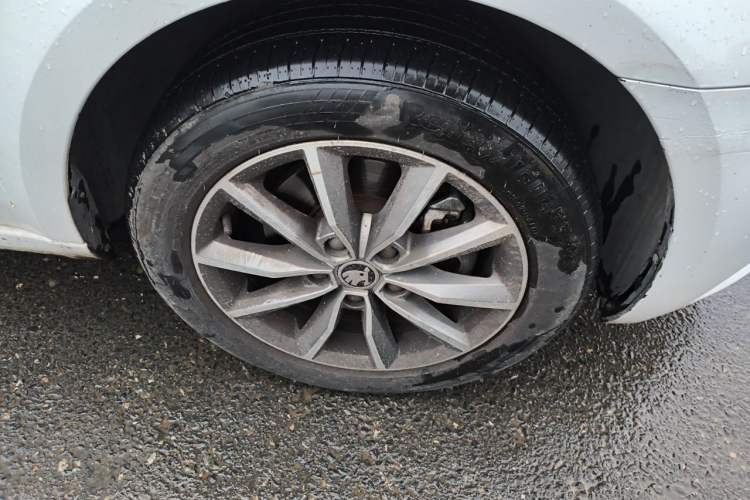Used Skoda Octavia 2019 1.5L Automatic Comfort Edition Right Front Wheel Hub