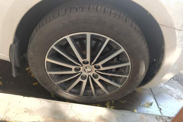 Used Skoda Octavia 2019 1.5L Automatic Luxury Edition Right Front Wheel Hub