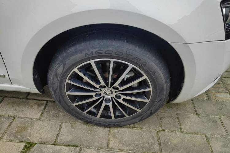 Used Skoda Octavia 2019 TSI230 DSG Luxury Edition Right Front Wheel Hub