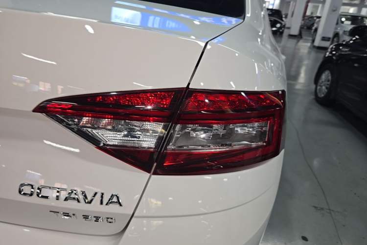 Used Skoda Octavia 2019 TSI230 DSG Smart & Comfort Edition China VI Standard Right Rear Taillight