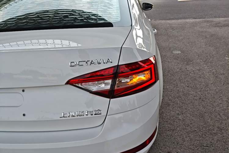 Used Skoda Octavia 2019 TSI230 DSG Luxury Edition Right Rear Taillight