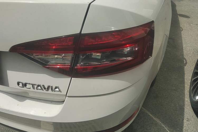 Used Skoda Octavia 2019 1.5L Automatic Smart Drive Luxury Edition China VI Standard Right Rear Taillight