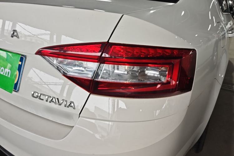 Used Skoda Octavia 2019 TSI230 DSG SmartDrive Luxury Edition China VI Right Rear Taillight