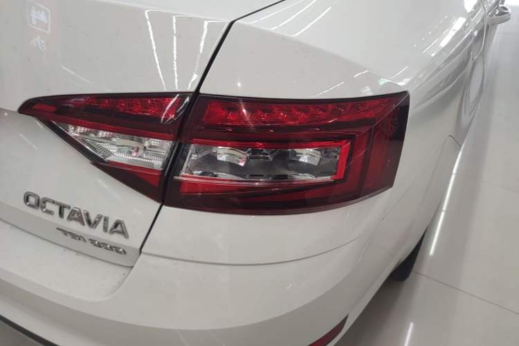 Used Skoda Octavia 2019 TSI280 DSG SmartDrive Luxury Edition China VI Right Rear Taillight