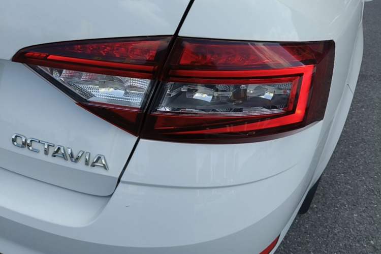 Used Skoda Octavia 2019 1.5L Automatic Smart Drive Luxury Edition China V Standard Right Rear Taillight
