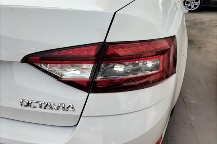 Used Skoda Octavia 2019 1.5L Automatic Smart Drive Luxury Edition China VI Standard Right Rear Taillight