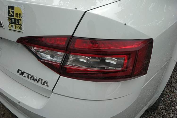 Used Skoda Octavia 2019 1.5L Automatic SmartDrive Comfort Edition China VI Standard Right Rear Taillight