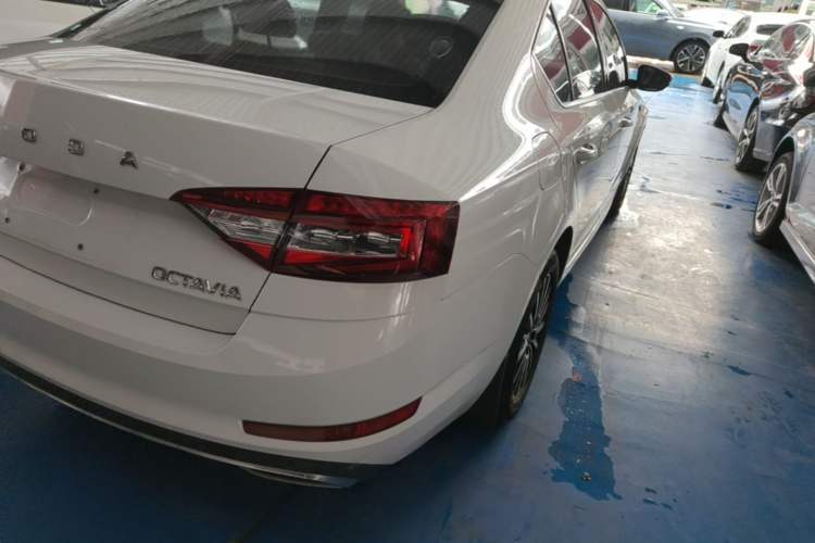 Used Skoda Octavia 2019 1.5L Automatic Smart Drive Luxury Edition China V Standard Right Rear Taillight