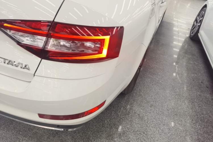 Used Skoda Octavia 2019 1.5L Automatic Smart Drive Luxury Edition China V Standard Right Rear Taillight