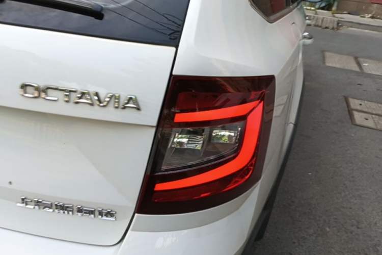 Used Skoda Octavia 2019 TSI230 DSG Luxury Edition Station Wagon China V Standard Right Rear Taillight