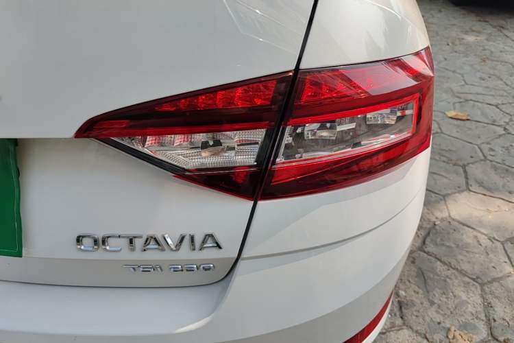 Used Skoda Octavia 2019 TSI230 DSG Smart & Comfort Edition China VI Standard Right Rear Taillight