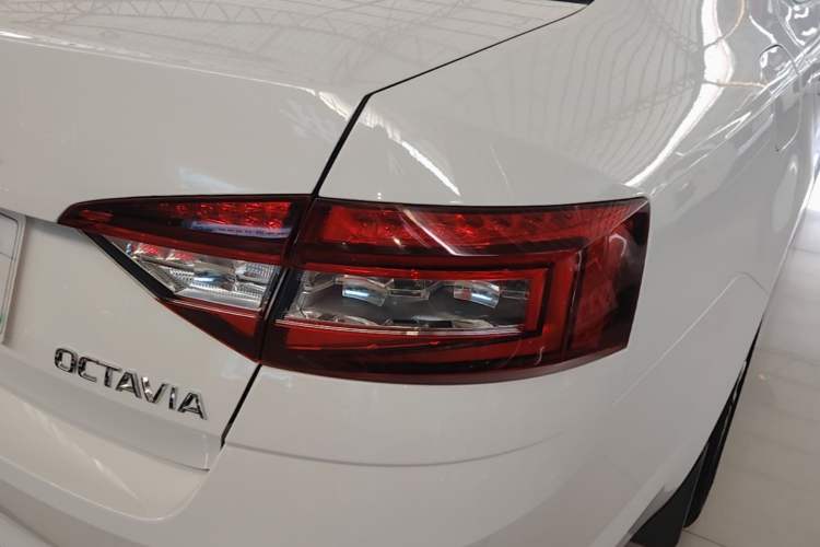 Used Skoda Octavia 2019 1.5L Automatic Smart Drive Luxury Edition China VI Standard Right Rear Taillight