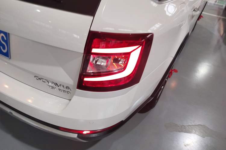 Used Skoda Octavia 2019 TSI280 DSG Luxury Edition Station Wagon China VI Standard Right Rear Taillight