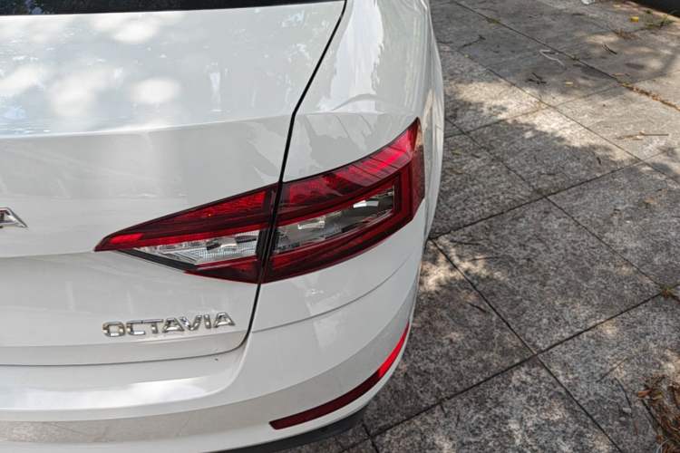 Used Skoda Octavia 2019 1.5L Automatic SmartDrive Comfort Edition China V Standard Right Rear Taillight