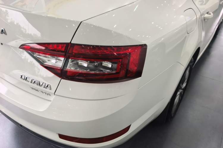 Used Skoda Octavia 2019 TSI230 DSG Smart & Comfort Edition China VI Standard Right Rear Taillight