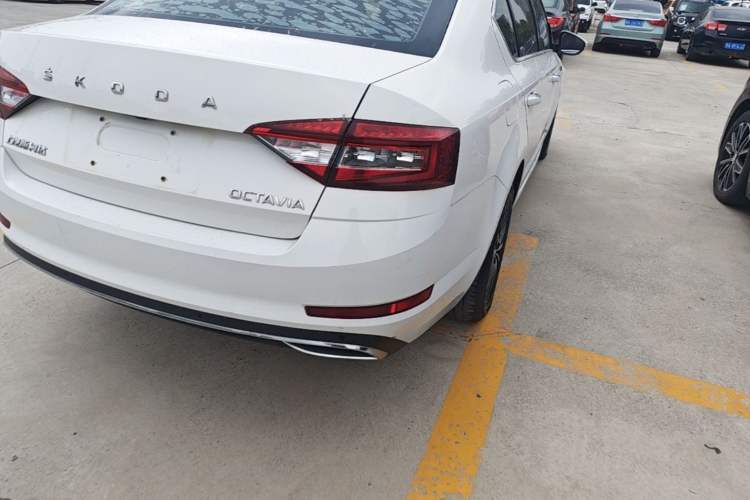 Used Skoda Octavia 2019 1.5L Automatic Smart Drive Luxury Edition China VI Standard Right Rear Taillight